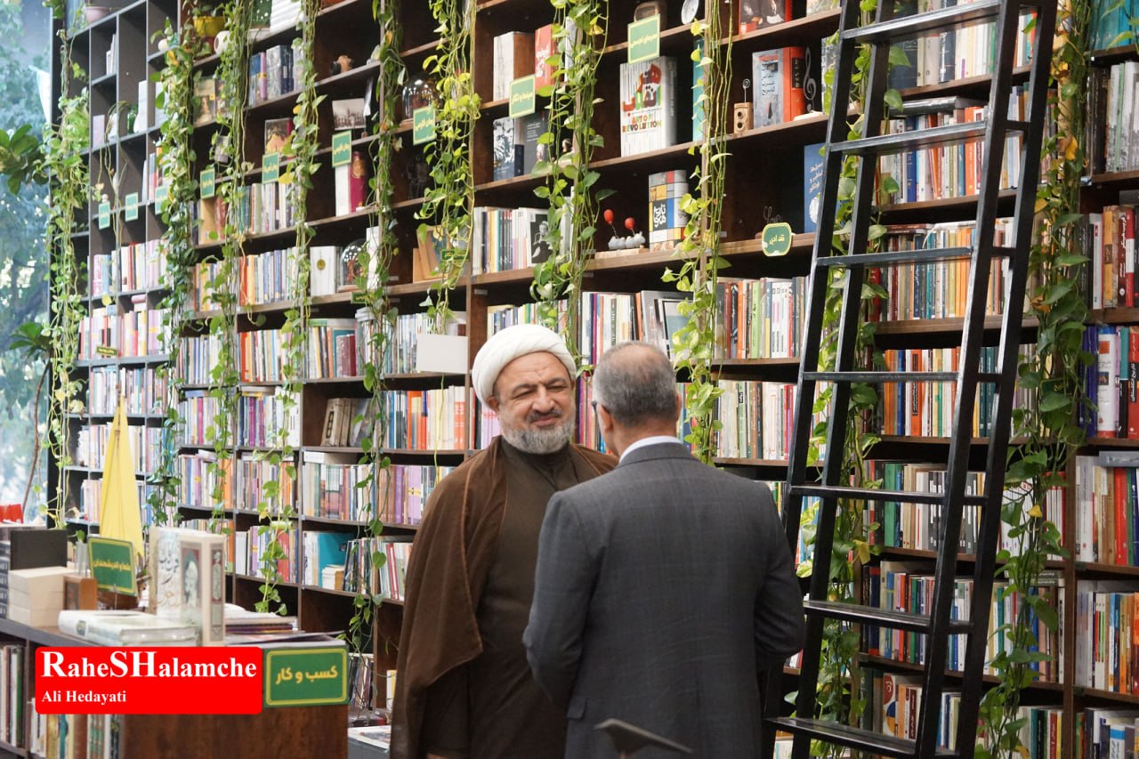 کتاب‌گردی حمید رسایی در خیابان انقلاب - عکس 4