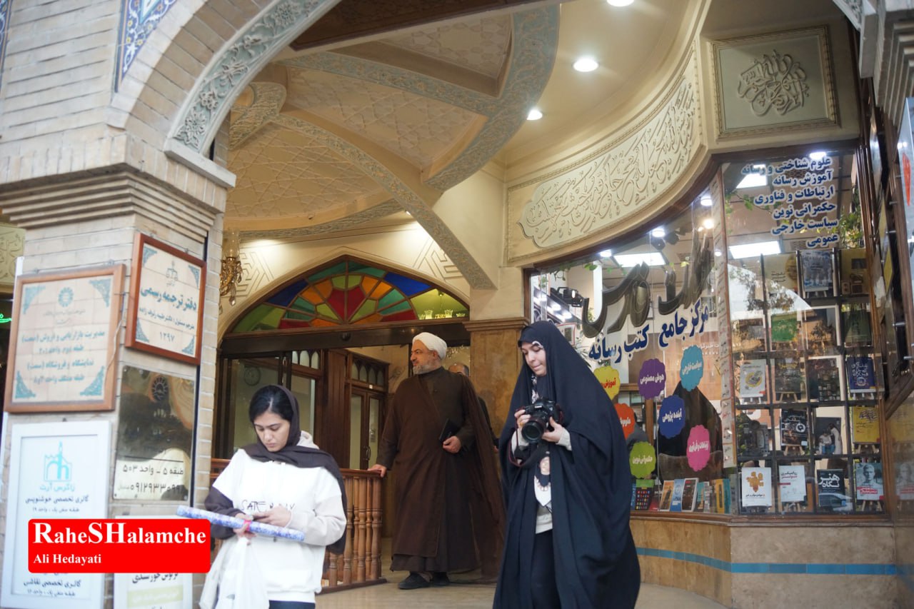 کتاب‌گردی حمید رسایی در خیابان انقلاب - عکس 42