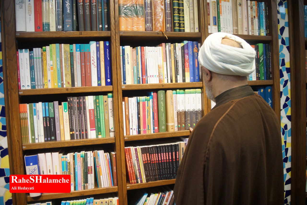 کتاب‌گردی حمید رسایی در خیابان انقلاب - عکس 45