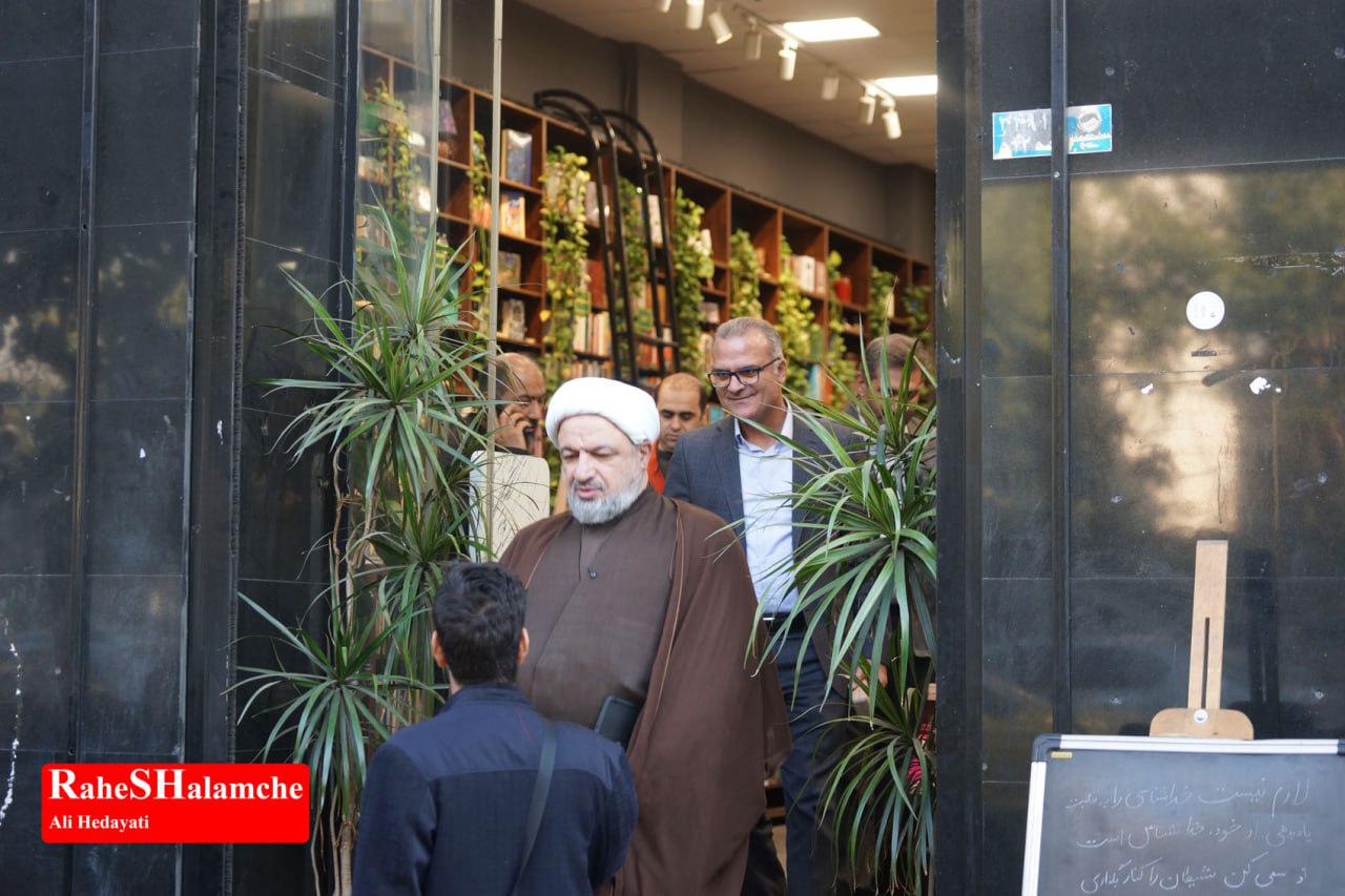 کتاب‌گردی حمید رسایی در خیابان انقلاب - عکس 5