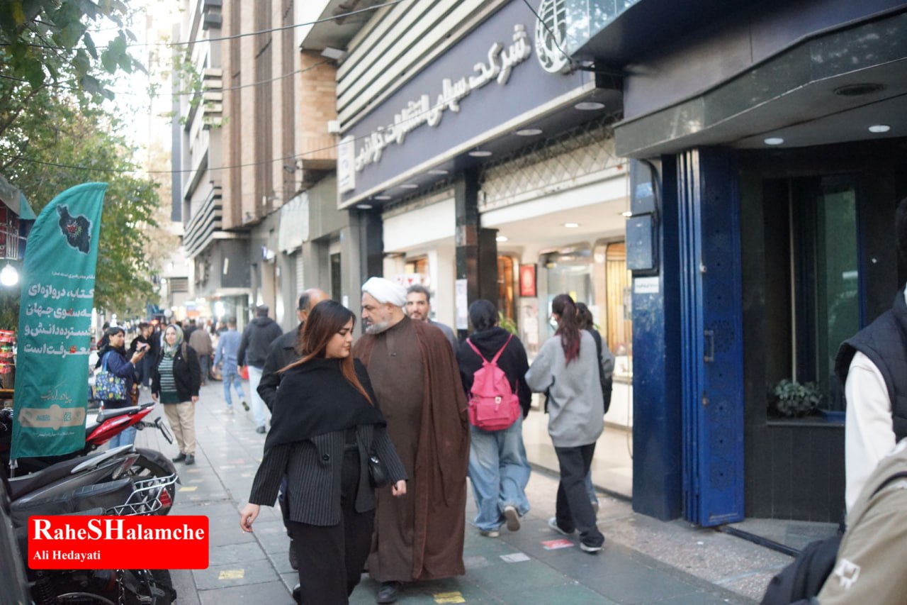 کتاب‌گردی حمید رسایی در خیابان انقلاب - عکس 61