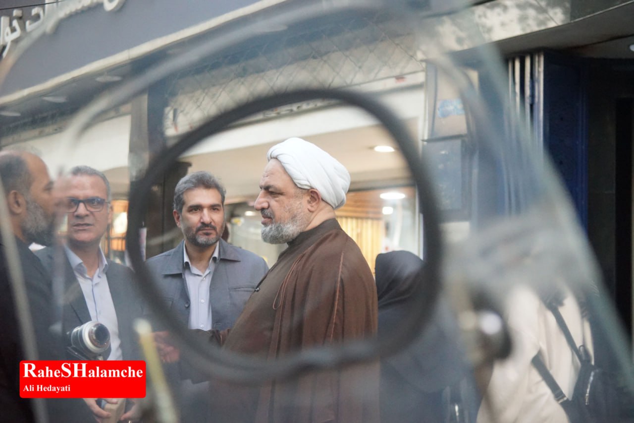 کتاب‌گردی حمید رسایی در خیابان انقلاب - عکس 62