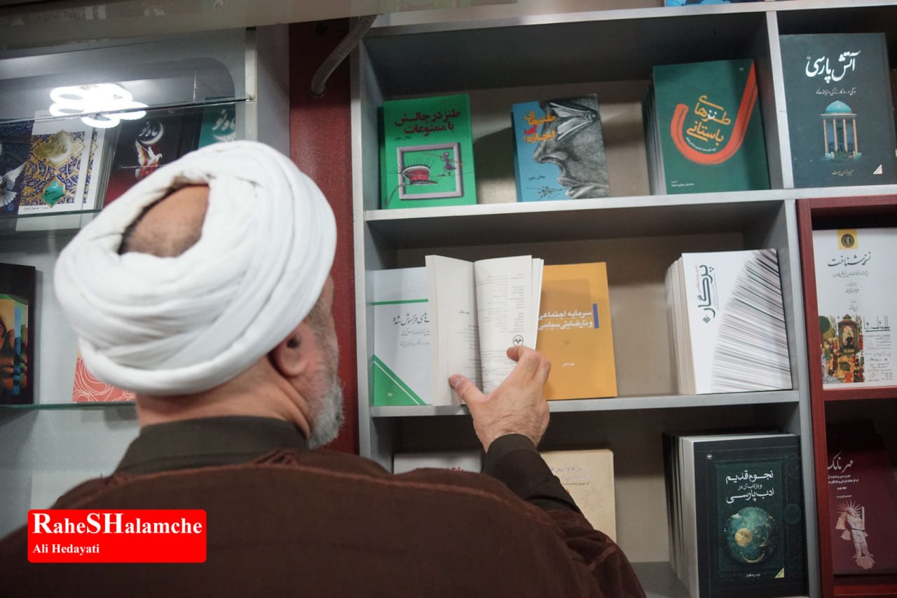 کتاب‌گردی حمید رسایی در خیابان انقلاب - عکس 65