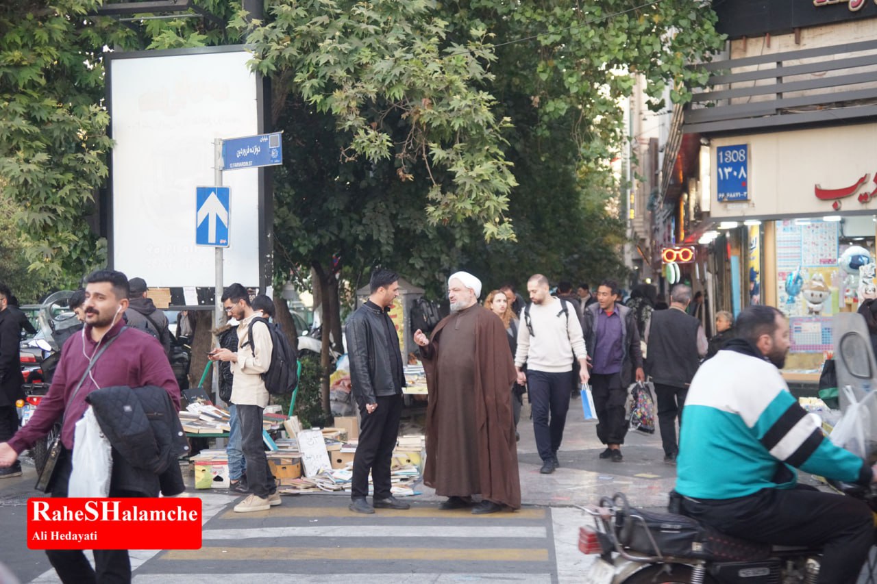 کتاب‌گردی حمید رسایی در خیابان انقلاب - عکس 70