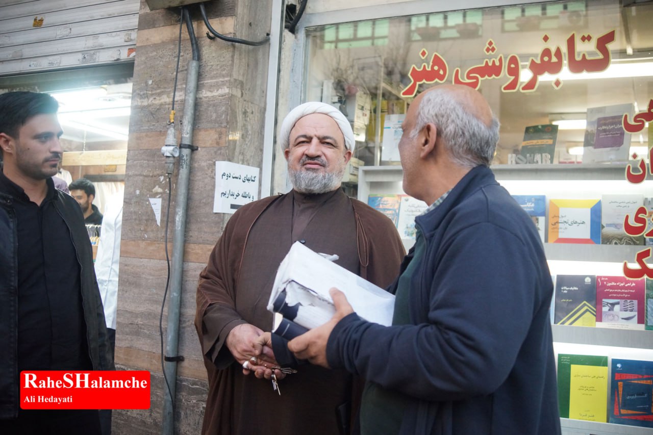 کتاب‌گردی حمید رسایی در خیابان انقلاب - عکس 71