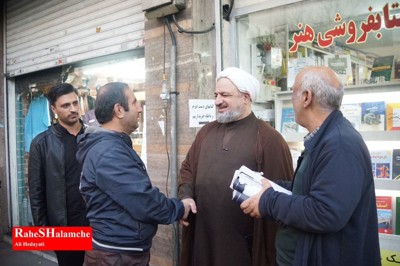 کتاب‌گردی حمید رسایی در خیابان انقلاب - عکس 72