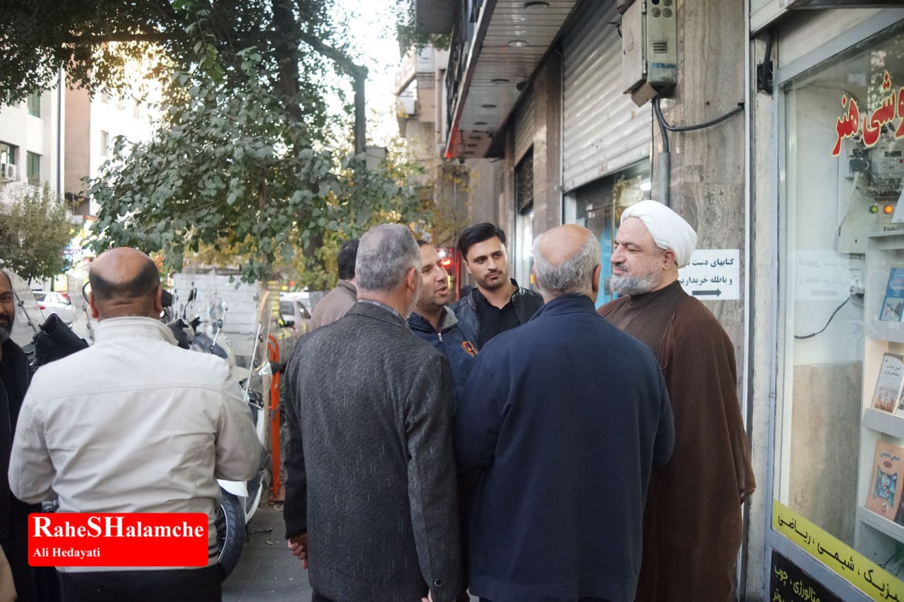 کتاب‌گردی حمید رسایی در خیابان انقلاب - عکس 73