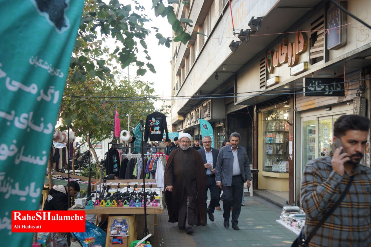 کتاب‌گردی حمید رسایی در خیابان انقلاب - عکس 9